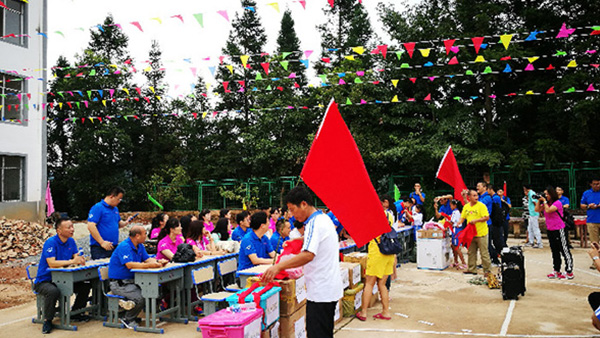 共同前行， 温暖你我——徐州旺财28统一医药连锁销售有限公司贵州修文小学助学行